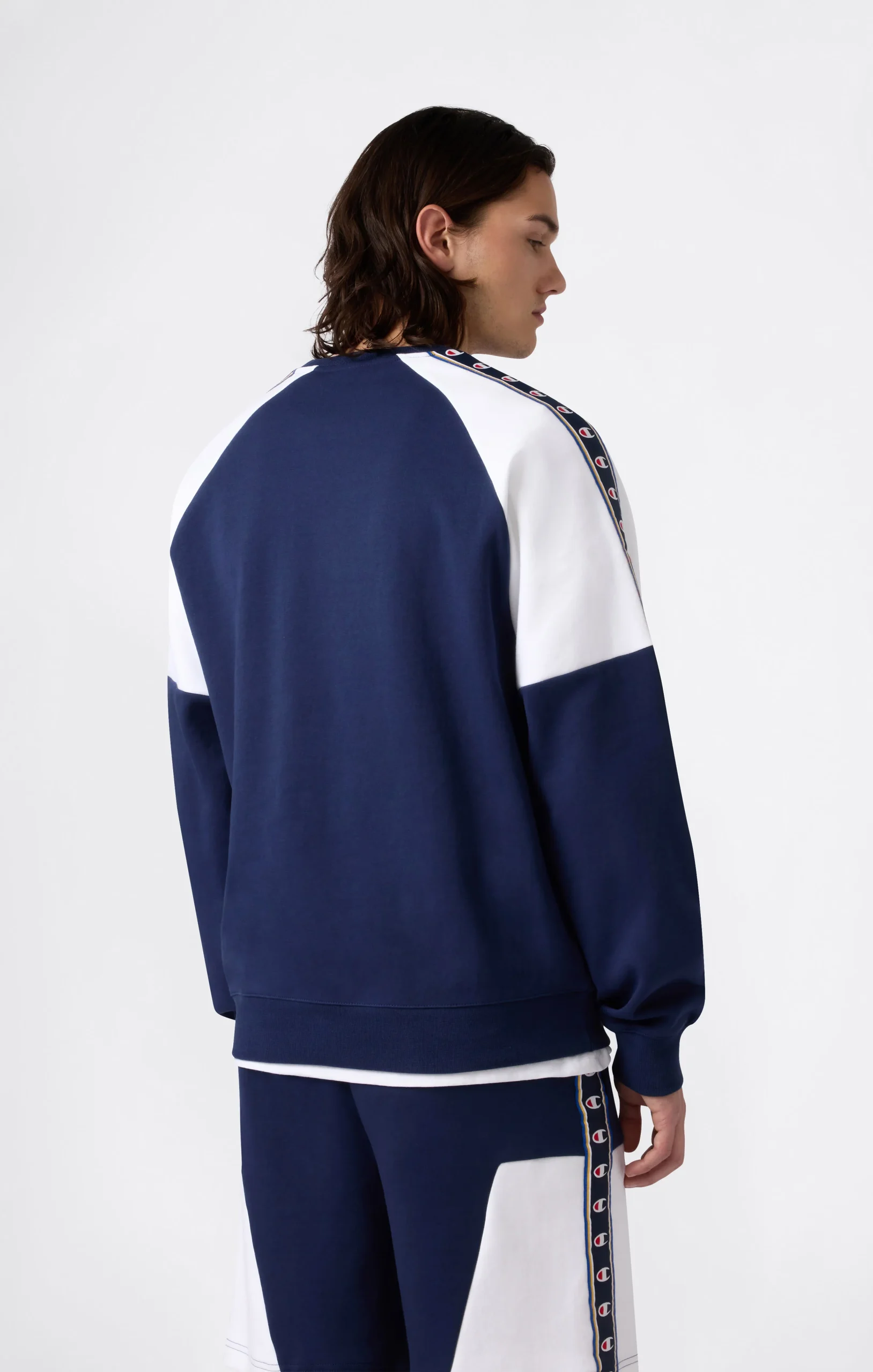 Men’s Interlock Tape Logo Crewneck Sweatshirt - Imagen 3