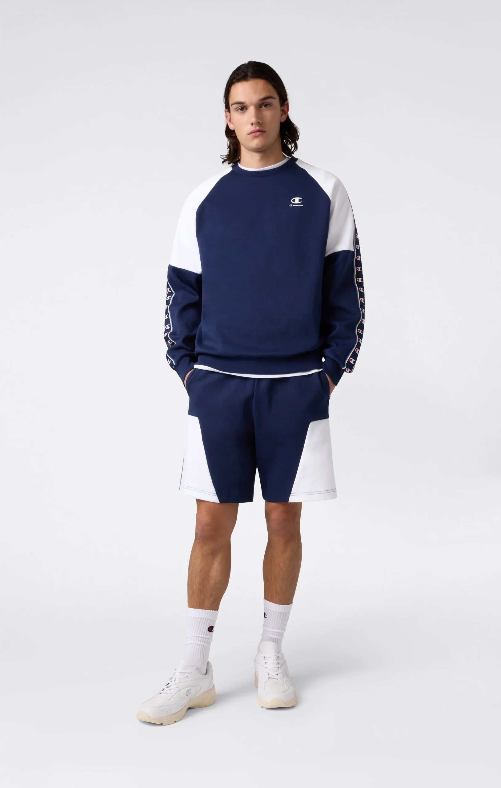 Men’s Interlock Tape Logo Crewneck Sweatshirt - Imagen 4