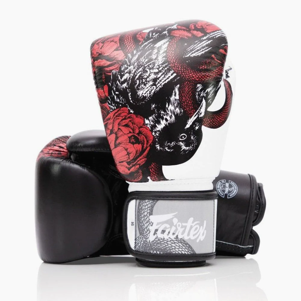 Guantes Muay Thai Fairtex BGV24 The Beauty of Survival con caja de madera - Imagen 3