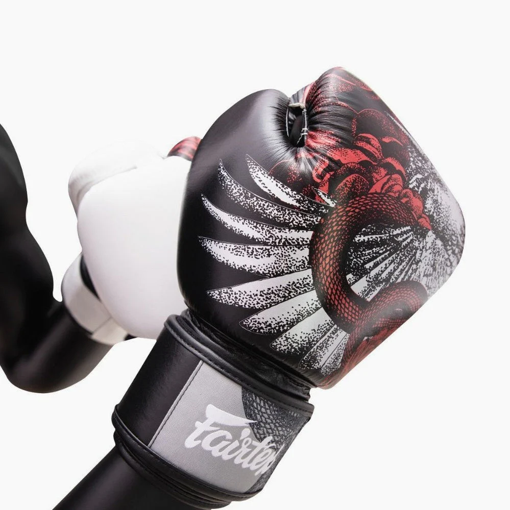 Guantes Muay Thai Fairtex BGV24 The Beauty of Survival con caja de madera - Imagen 7