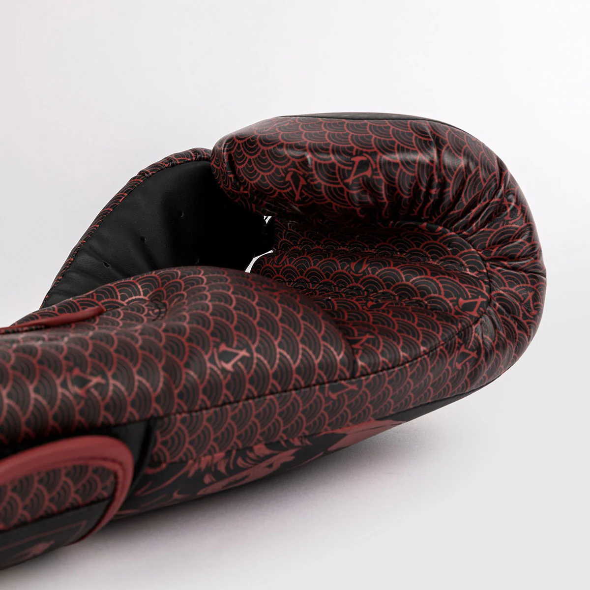 Guantes de boxeo Venum Assassin's Creed Shadows Rojo-negro - Imagen 4