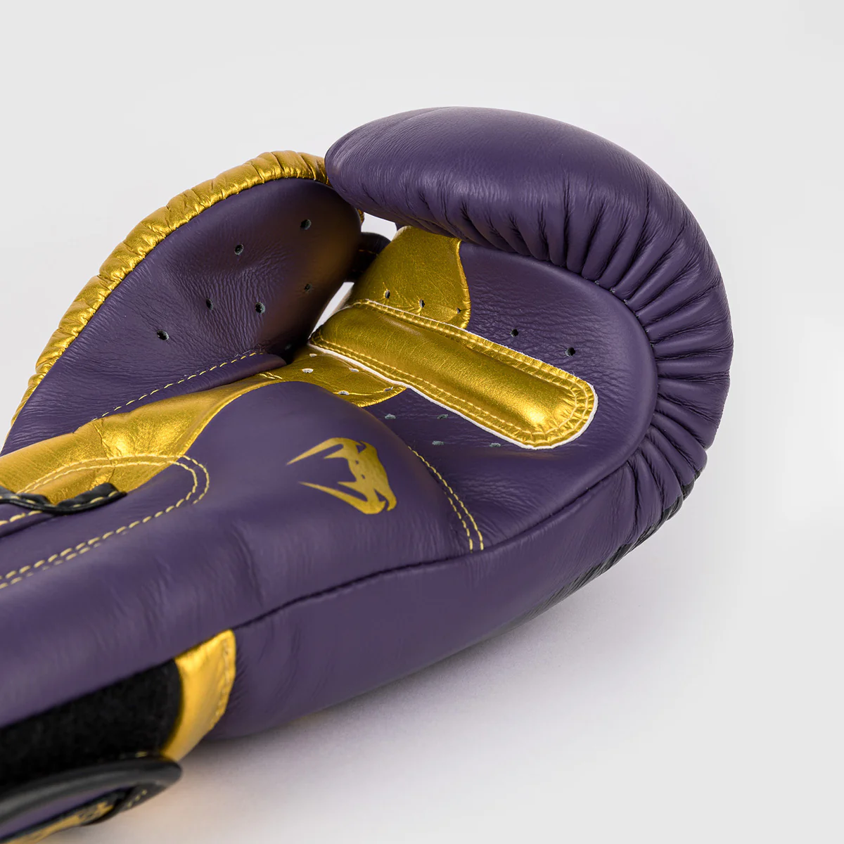 Guantes de boxeo Venum Giant 3.0 Edición Especial Violeta-oro - Imagen 3