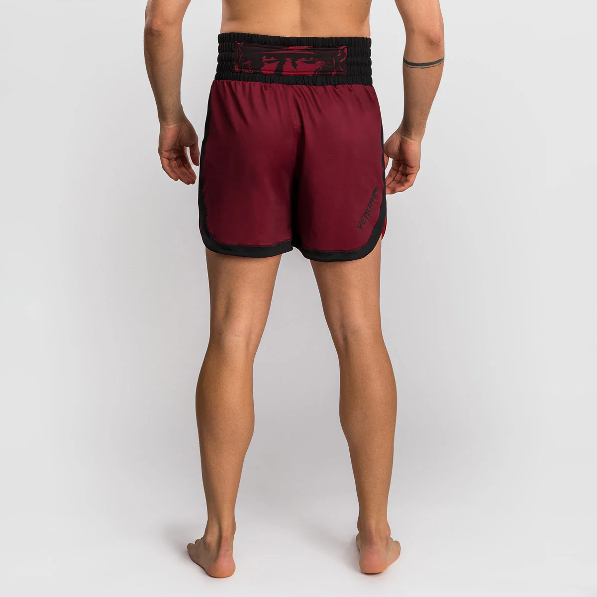 Pantalones cortos kick-tailandés Venum Assassin's Creed Shadows Rojo-negro - Imagen 4
