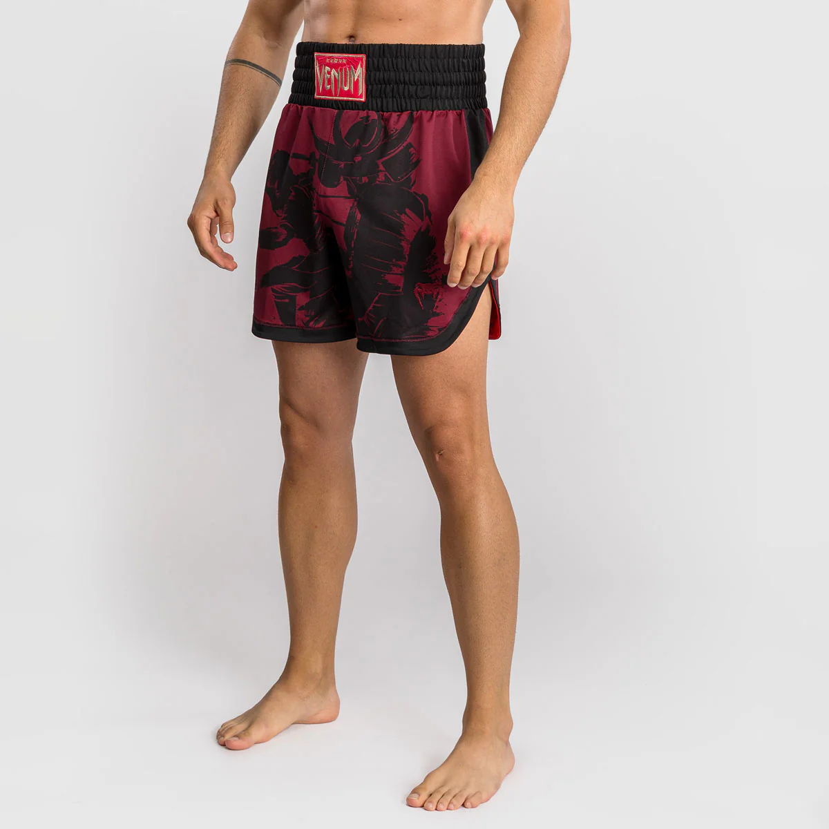 Pantalones cortos kick-tailandés Venum Assassin's Creed Shadows Rojo-negro - Imagen 5