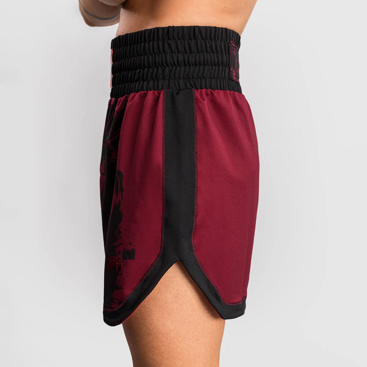 Pantalones cortos kick-tailandés Venum Assassin's Creed Shadows Rojo-negro - Imagen 6