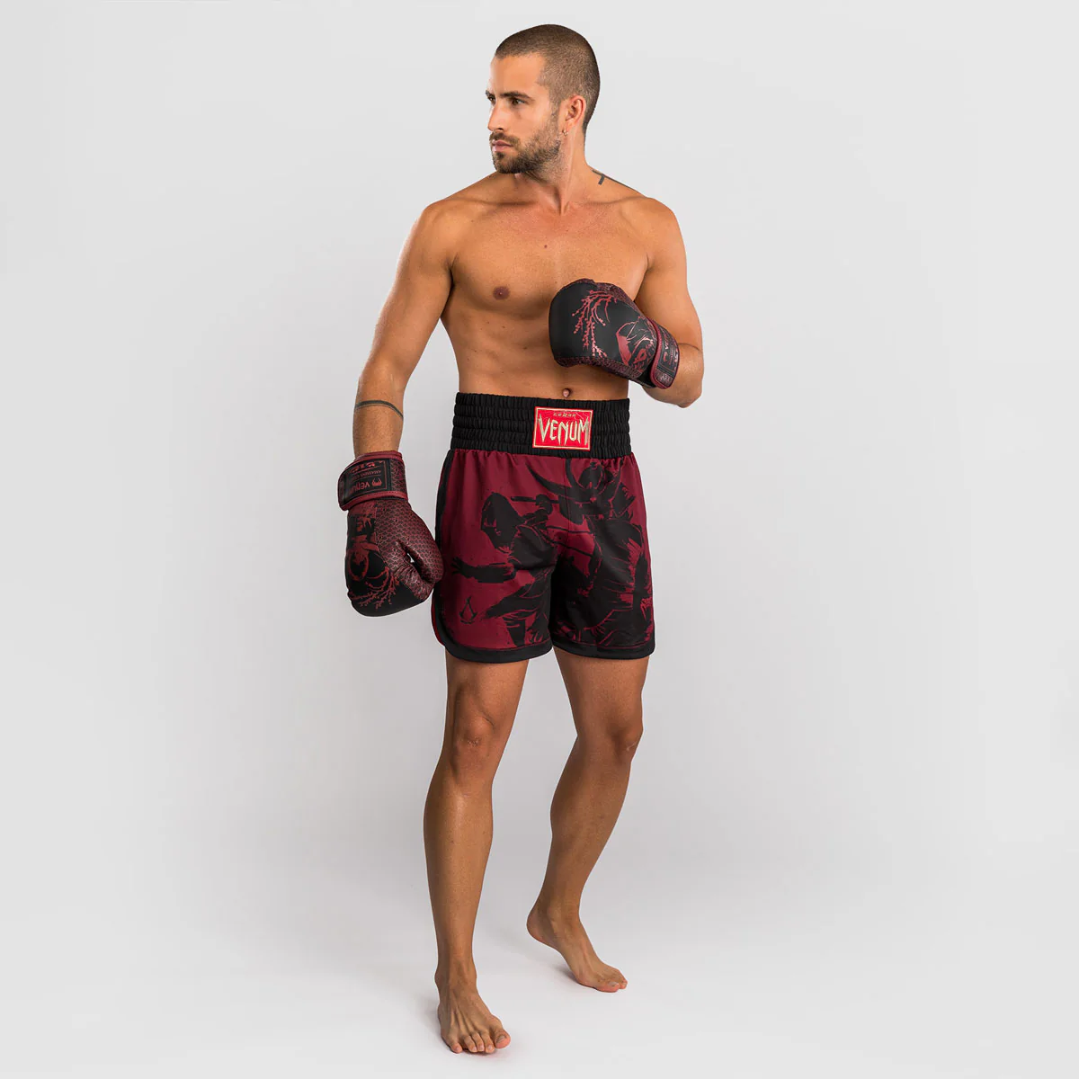 Pantalones cortos kick-tailandés Venum Assassin's Creed Shadows Rojo-negro - Imagen 8