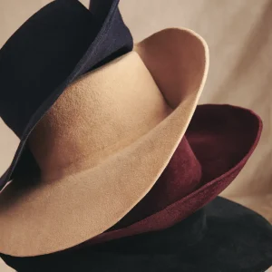 SOMBRERO ERAN BURDEOS