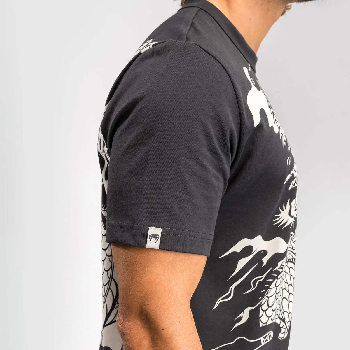 Camiseta Venum Vuelo del Dragón Gris - Imagen 5