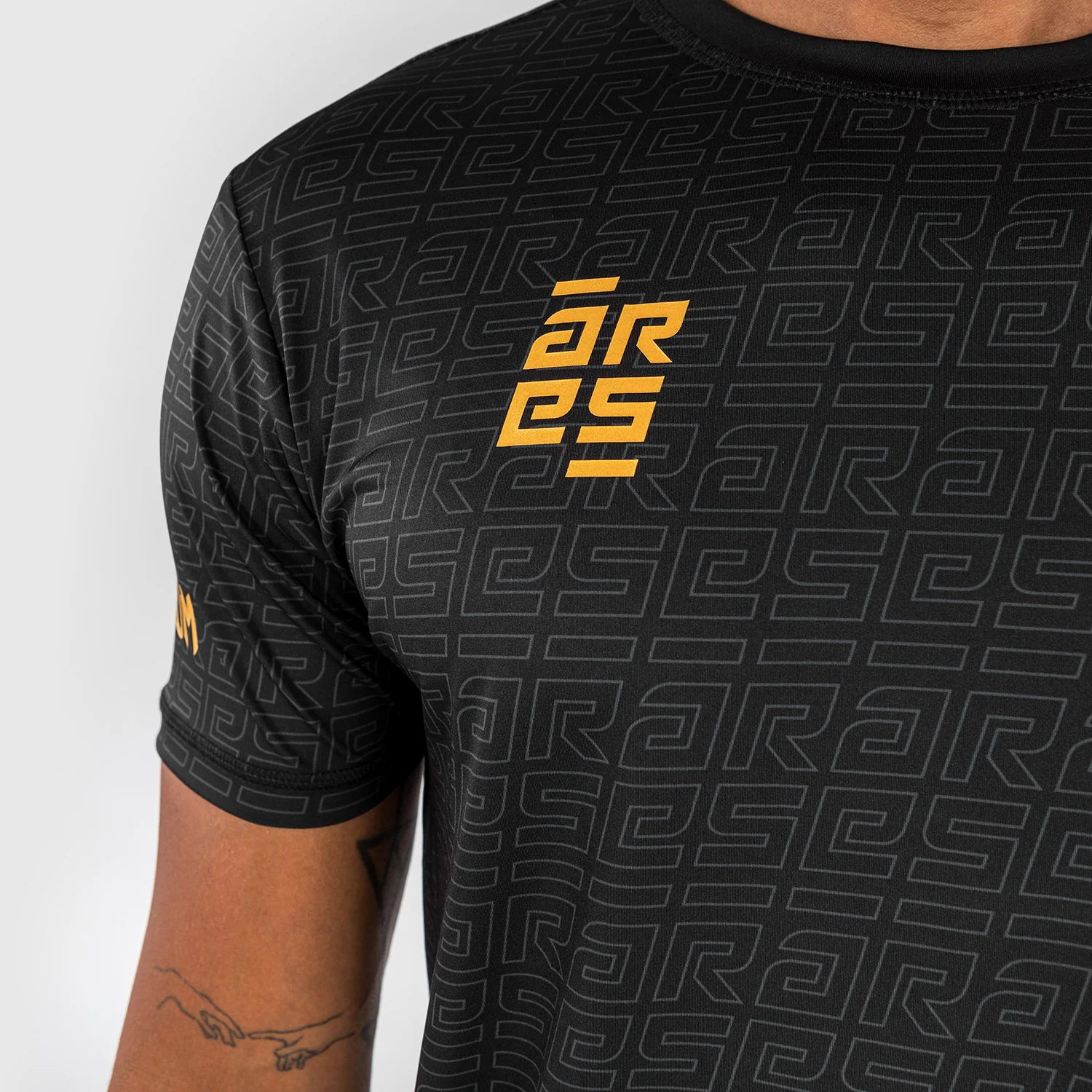 Camiseta Venum X Ares 2.0 Dry Tech Negro-oro - Imagen 6