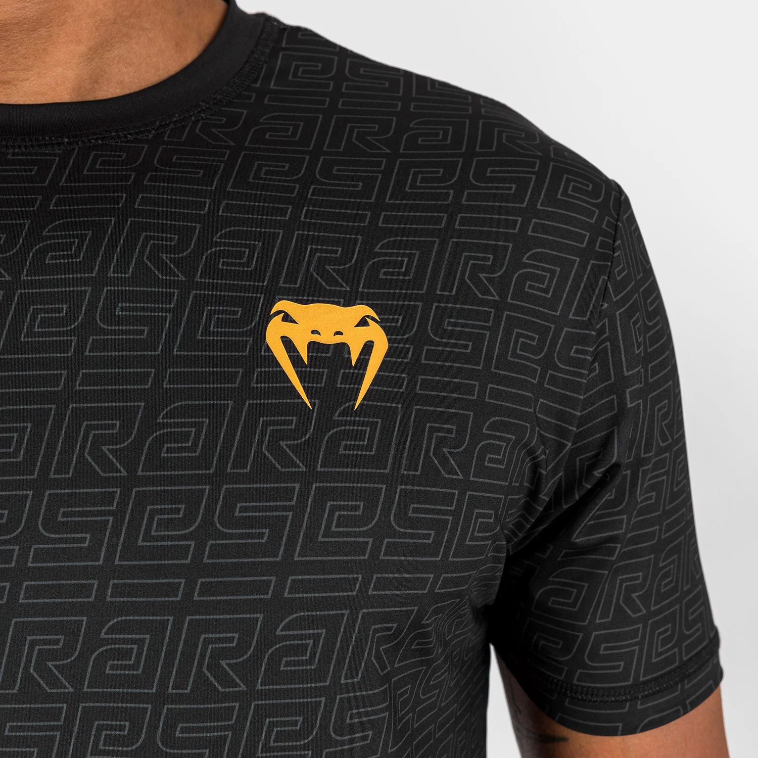 Camiseta Venum X Ares 2.0 Dry Tech Negro-oro - Imagen 7